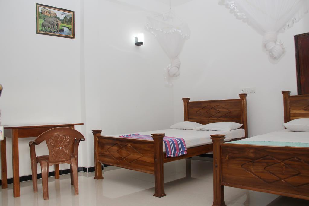 Nethum Rest Hotel Mirissa Buitenkant foto